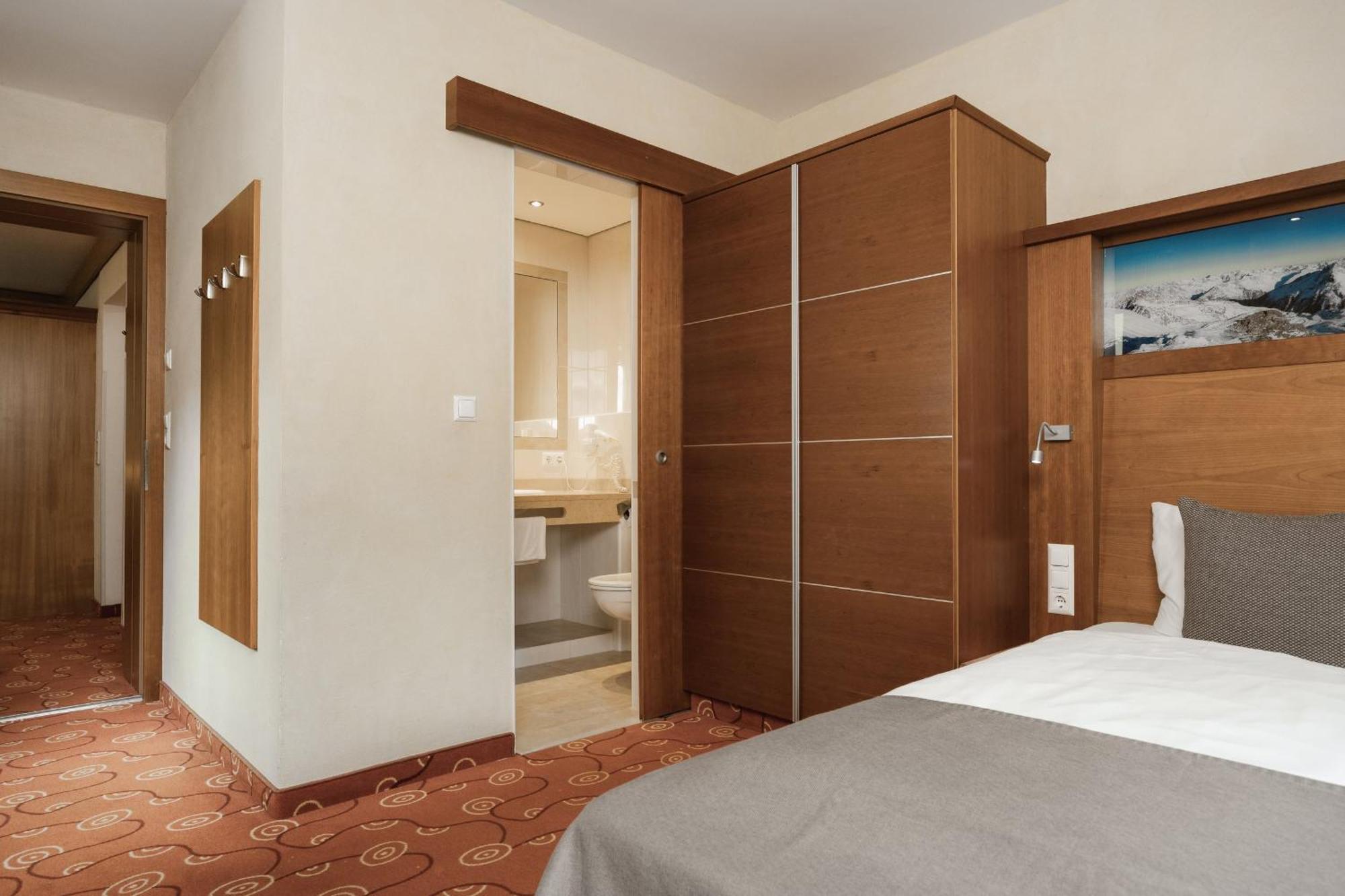Neueroeffnung Miaflor Familien- & Aktivresort Ried im Oberinntal Chambre photo