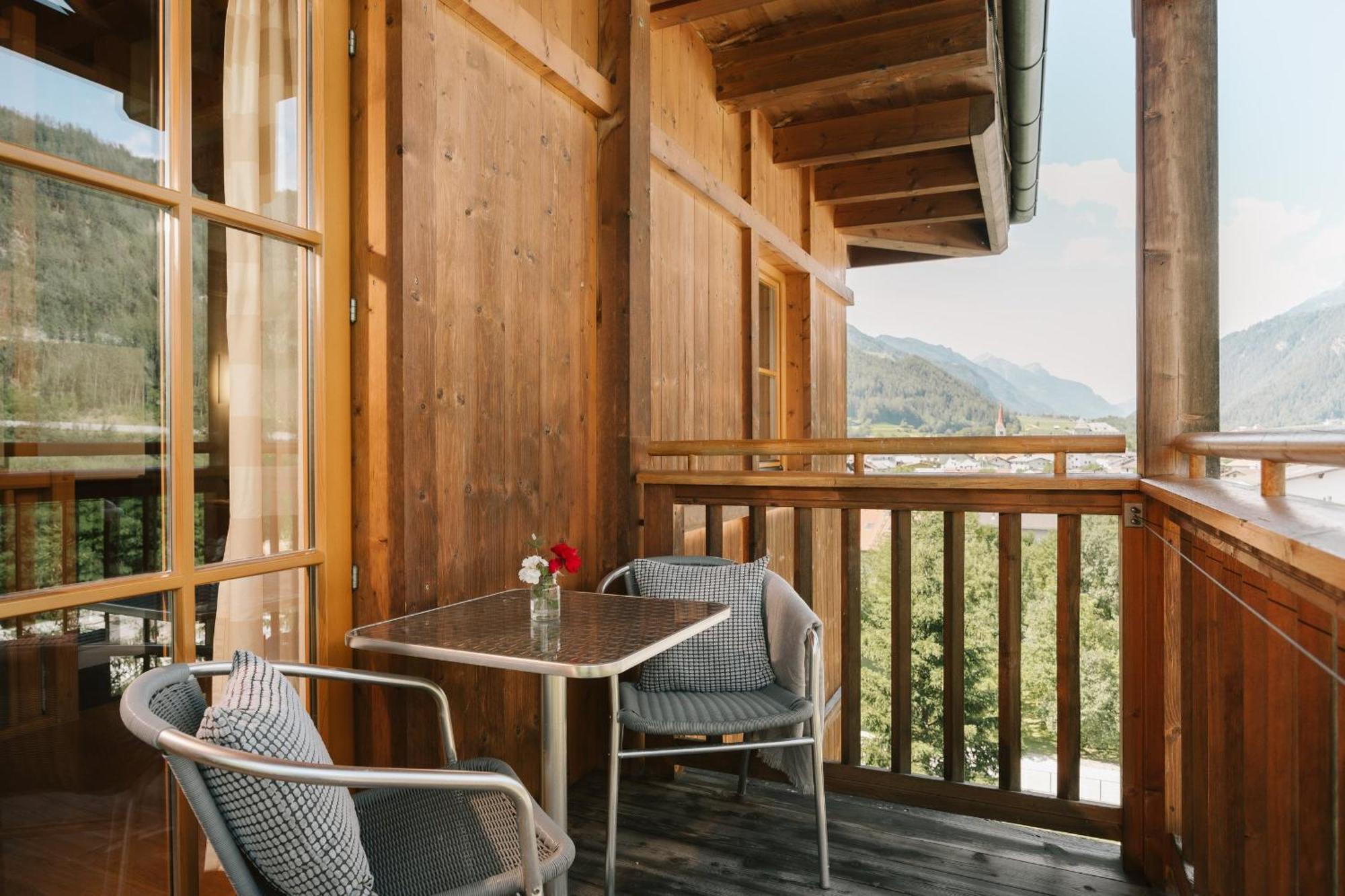 Neueroeffnung Miaflor Familien- & Aktivresort Ried im Oberinntal Chambre photo