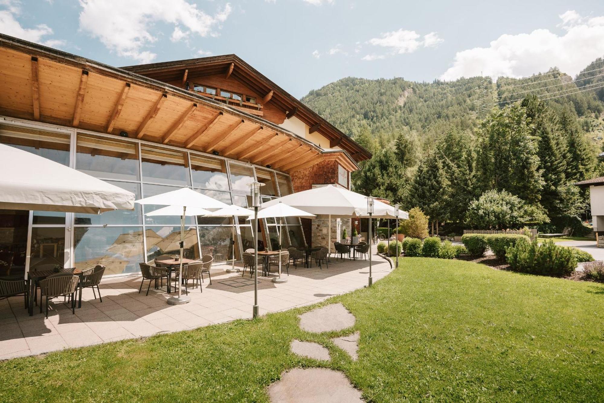 Miaflor Familien- & Aktivresort Ried im Oberinntal Extérieur photo