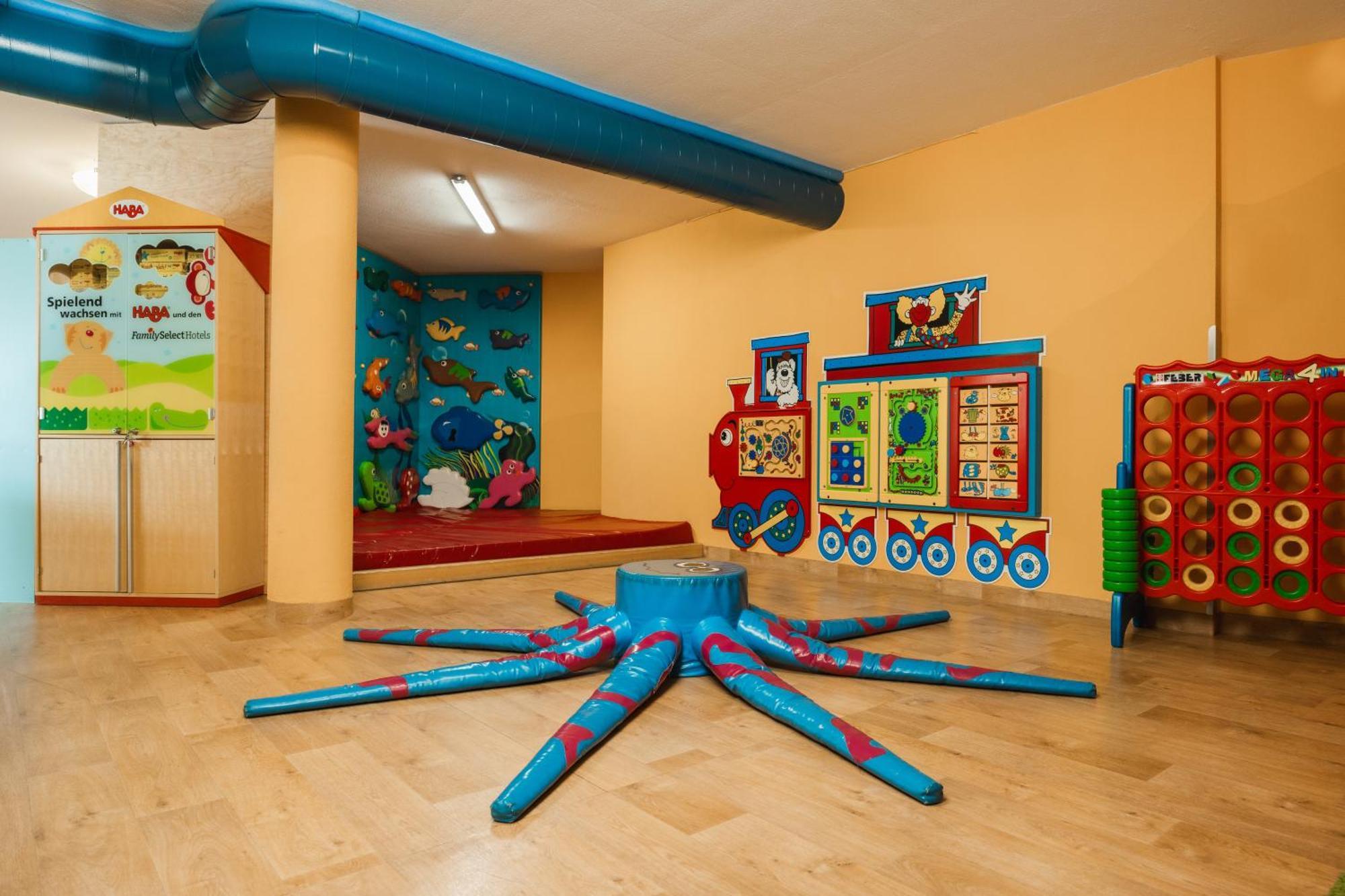 Neueroeffnung Miaflor Familien- & Aktivresort Ried im Oberinntal Extérieur photo